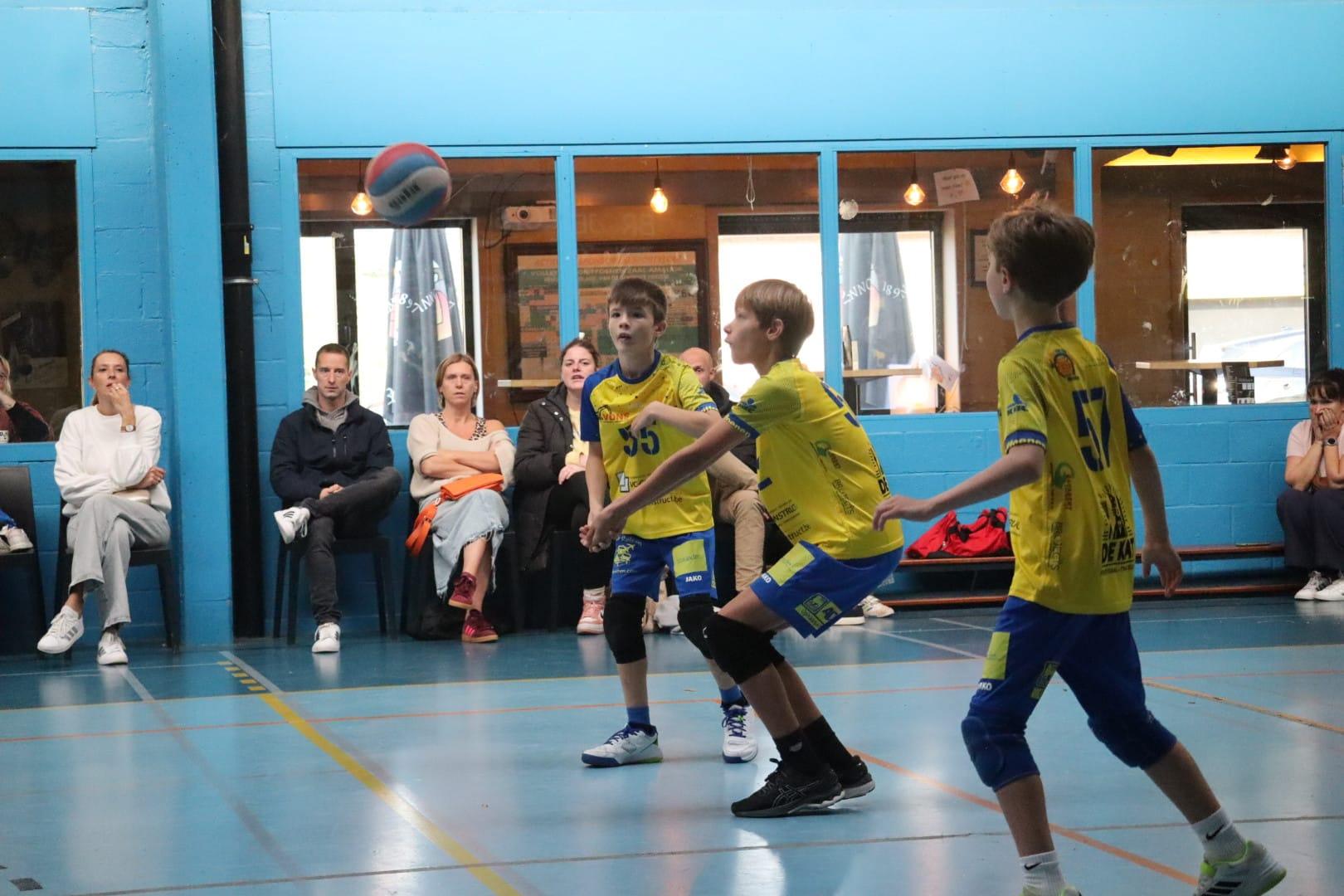 Griffoenen Steenhuize vang bal op